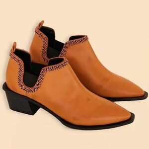 NWOB FARM RIO ACTIVE Low Cut Boot‎ in Caramel Size 8